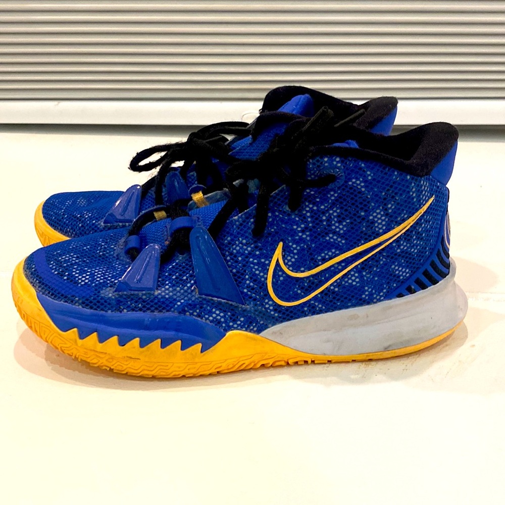 Kids Nike Kyrie basketball shoes size 4y